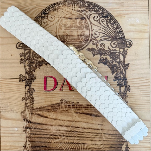 Vintage 70s White Stretch Belt w/ Gold & Black Sculptural Buckle Statement - Picture 3 of 6